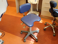 Verrijdbare ergonomische tandartsstoel. - afbeelding 1 van  2