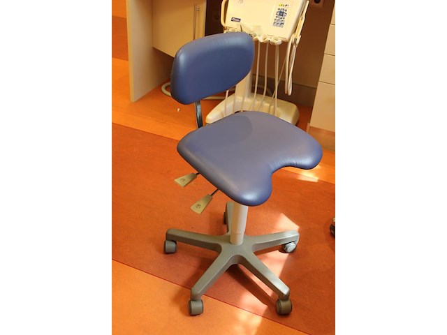 Verrijdbare ergonomische tandartsstoel. - afbeelding 2 van  2