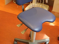 Verrijdbare ergonomische tandartsstoel. - afbeelding 2 van  2