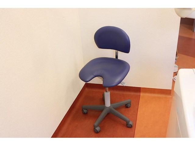 Verrijdbare ergonomische tandartsstoel. - afbeelding 1 van  2