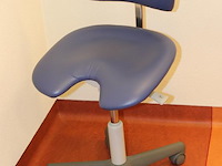Verrijdbare ergonomische tandartsstoel. - afbeelding 2 van  2