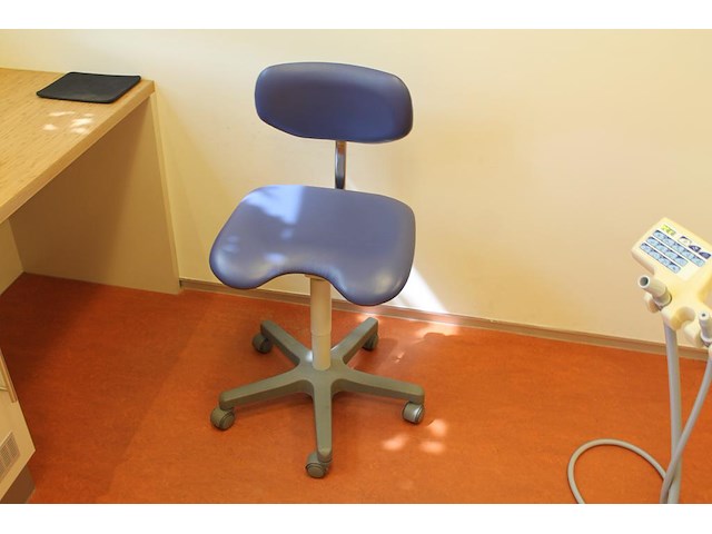 Verrijdbare ergonomische tandartsstoel. - afbeelding 1 van  3
