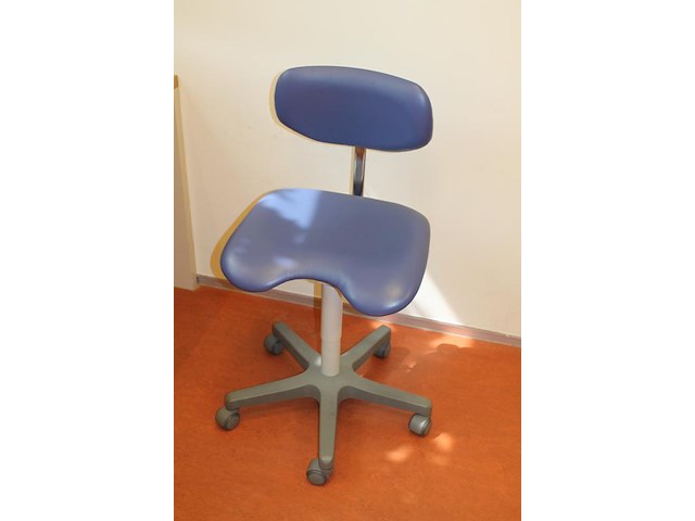 Verrijdbare ergonomische tandartsstoel. - afbeelding 2 van  3