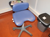 Verrijdbare ergonomische tandartsstoel. - afbeelding 1 van  3
