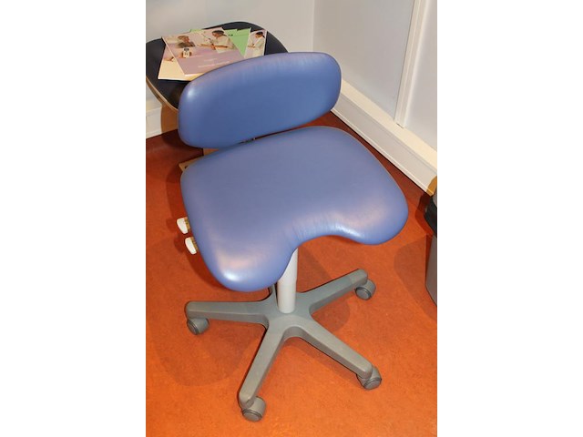 Verrijdbare ergonomische tandartsstoel. - afbeelding 2 van  3