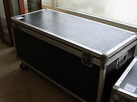 Verrijdbare flightcase met afmeting 123 x 52 x 66 cm. - afbeelding 2 van  3