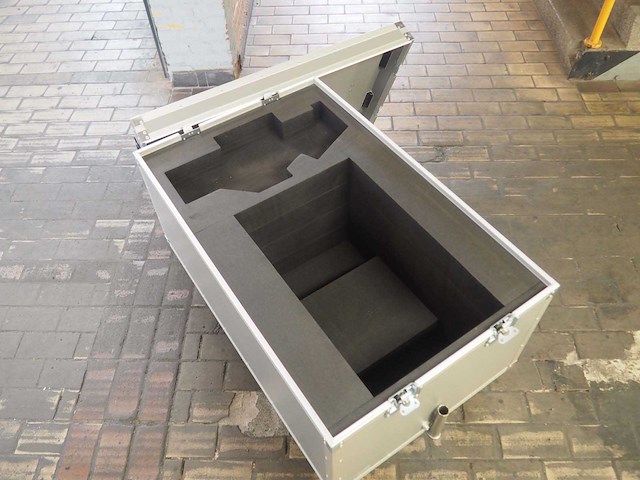 Verrijdbare flightcase-transportkoffer met rvs trekstang - afbeelding 6 van  6