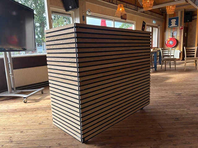 Verrijdbare houten bar met decoratiemateriaal - afbeelding 1 van  7
