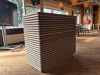 Verrijdbare houten bar met decoratiemateriaal