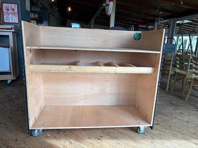 Verrijdbare houten bar met decoratiemateriaal - afbeelding 2 van  7