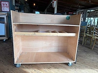 Verrijdbare houten bar met decoratiemateriaal - afbeelding 2 van  7