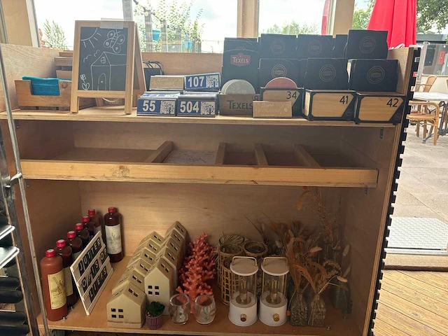 Verrijdbare houten bar met decoratiemateriaal - afbeelding 3 van  7