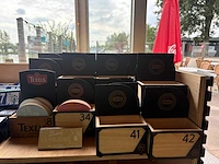Verrijdbare houten bar met decoratiemateriaal - afbeelding 4 van  7