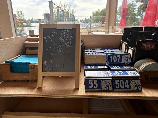 Verrijdbare houten bar met decoratiemateriaal - afbeelding 5 van  7