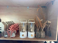 Verrijdbare houten bar met decoratiemateriaal - afbeelding 6 van  7