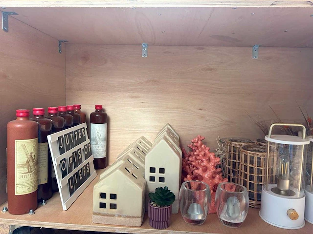 Verrijdbare houten bar met decoratiemateriaal - afbeelding 7 van  7