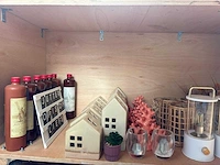Verrijdbare houten bar met decoratiemateriaal - afbeelding 7 van  7