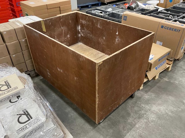 Verrijdbare houten kist - afbeelding 1 van  1