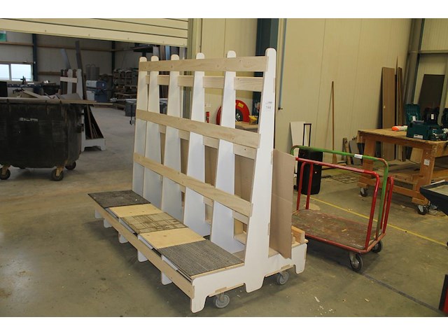 Verrijdbare houten platenkar. afmeting 200 x 110 x 182 cm. - afbeelding 1 van  4