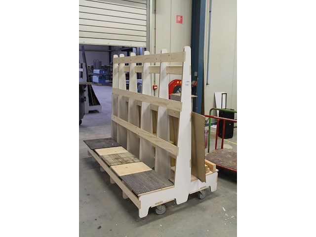 Verrijdbare houten platenkar. afmeting 200 x 110 x 182 cm. - afbeelding 2 van  4