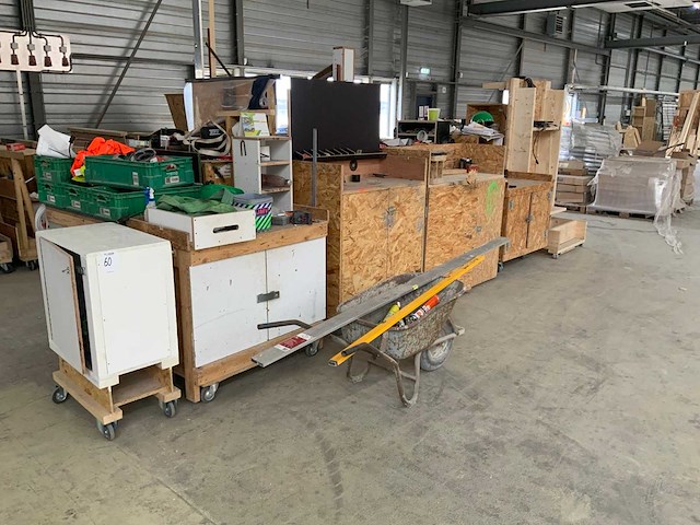 Verrijdbare houten werkplaatskasten (14x) - afbeelding 1 van  5
