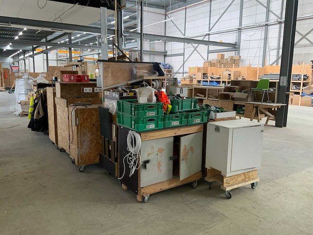 Verrijdbare houten werkplaatskasten (14x) - afbeelding 2 van  5