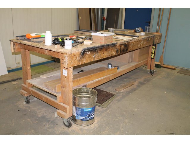 Verrijdbare houten werktafel met onderplateau en stroompunt. afmeting 305 x 117 x 100 cm. let op! exclusi... - afbeelding 1 van  3