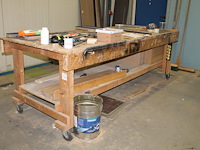 Verrijdbare houten werktafel met onderplateau en stroompunt. afmeting 305 x 117 x 100 cm. let op! exclusi... - afbeelding 1 van  3