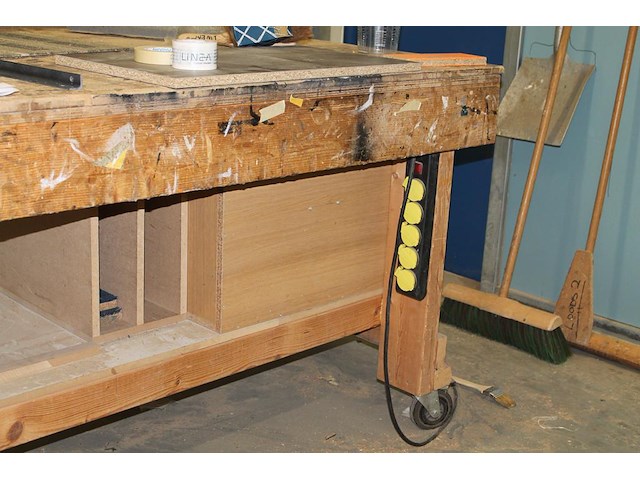 Verrijdbare houten werktafel met onderplateau en stroompunt. afmeting 305 x 117 x 100 cm. let op! exclusi... - afbeelding 2 van  3