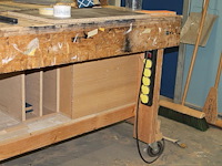 Verrijdbare houten werktafel met onderplateau en stroompunt. afmeting 305 x 117 x 100 cm. let op! exclusi... - afbeelding 2 van  3