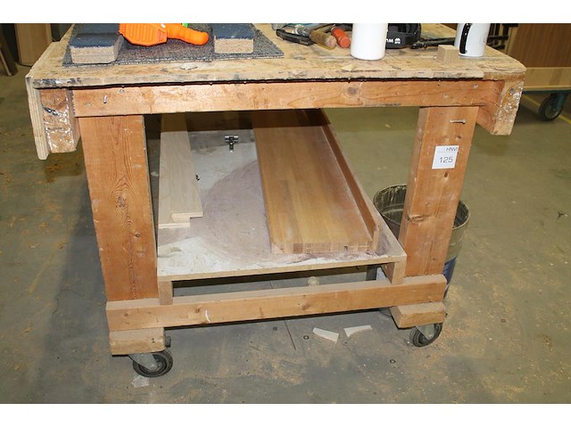 Verrijdbare houten werktafel met onderplateau en stroompunt. afmeting 305 x 117 x 100 cm. let op! exclusi... - afbeelding 3 van  3