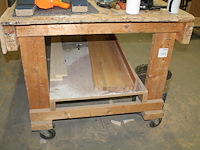 Verrijdbare houten werktafel met onderplateau en stroompunt. afmeting 305 x 117 x 100 cm. let op! exclusi... - afbeelding 3 van  3