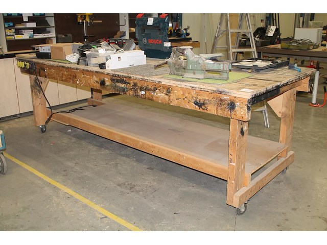 Verrijdbare houten werktafel met onderplateau en stroompunt. afmeting 305 x 122 x 98 cm. let op! exclusief... - afbeelding 1 van  3