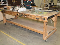 Verrijdbare houten werktafel met onderplateau en stroompunt. afmeting 305 x 122 x 98 cm. let op! exclusief... - afbeelding 1 van  3