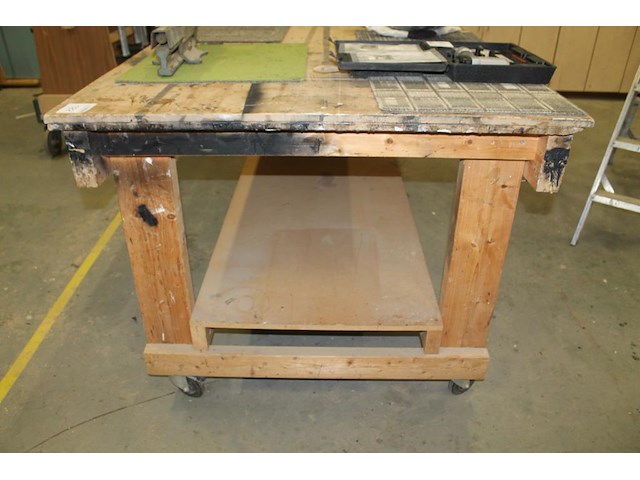 Verrijdbare houten werktafel met onderplateau en stroompunt. afmeting 305 x 122 x 98 cm. let op! exclusief... - afbeelding 2 van  3