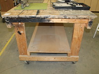 Verrijdbare houten werktafel met onderplateau en stroompunt. afmeting 305 x 122 x 98 cm. let op! exclusief... - afbeelding 2 van  3