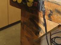 Verrijdbare houten werktafel met onderplateau en stroompunt. afmeting 305 x 122 x 98 cm. let op! exclusief... - afbeelding 3 van  3