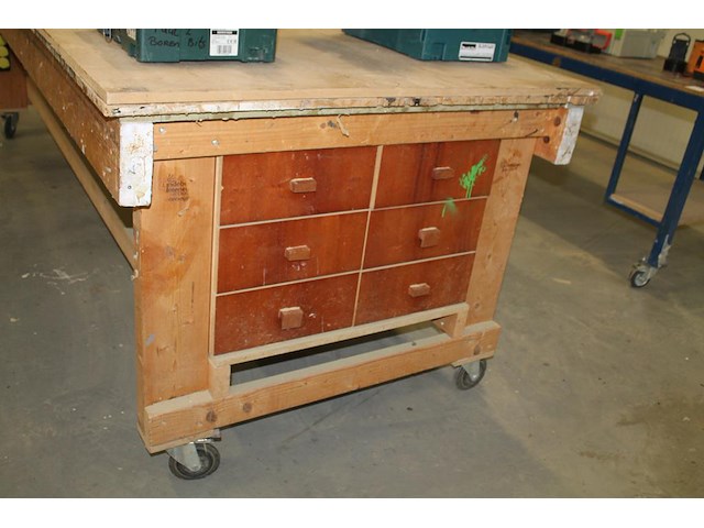 Verrijdbare houten werktafel met onderplateau, stroompunt en ladekast. afmeting 305 x 122 x 98 cm. let op!... - afbeelding 3 van  4