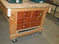 Verrijdbare houten werktafel met onderplateau, stroompunt en ladekast. afmeting 305 x 122 x 98 cm. let op!... - afbeelding 3 van  4