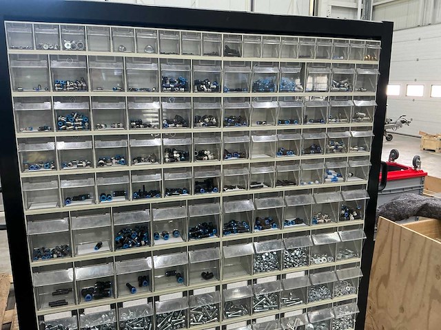 Verrijdbare kast met grijpvoorraad bouten, moeren, schroeven en ventielen - afbeelding 4 van  8