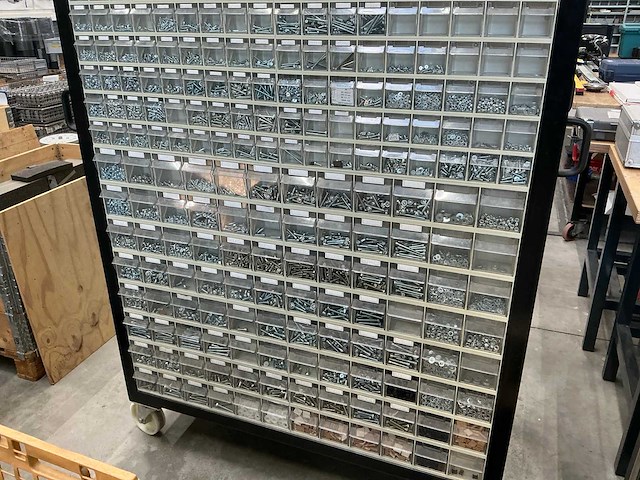 Verrijdbare kast met grijpvoorraad bouten, moeren, schroeven en ventielen - afbeelding 7 van  8