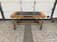 Verrijdbare kersenfineer tafel met leer ingelegd blad - afbeelding 1 van  6