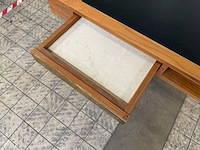Verrijdbare kersenfineer tafel met leer ingelegd blad - afbeelding 4 van  6