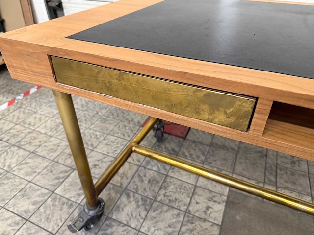 Verrijdbare kersenfineer tafel met leer ingelegd blad - afbeelding 5 van  6