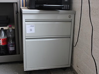 Verrijdbare ladekast met 2 laden. afmeting 80 x 46 x 63 cm. - afbeelding 1 van  2