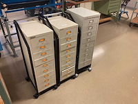 Verrijdbare ladekasten met inhoud (3x) - afbeelding 1 van  4