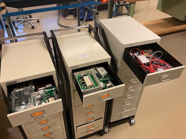 Verrijdbare ladekasten met inhoud (3x) - afbeelding 2 van  4