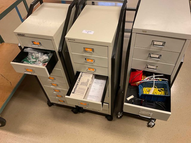 Verrijdbare ladekasten met inhoud (3x) - afbeelding 3 van  4