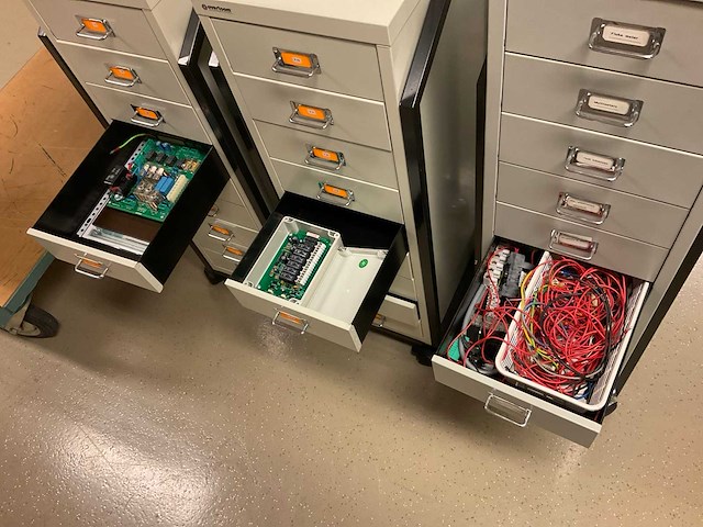 Verrijdbare ladekasten met inhoud (3x) - afbeelding 4 van  4