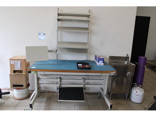 Verrijdbare magazijn werktafel met tabletsteun, 5 planken en voetenplank. afmeting 150 x 85 x 90 cm. - afbeelding 1 van  2
